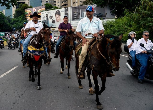 بستن خیابان در ونزوئلا با اسب و موتور و دوچرخه