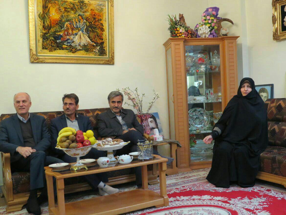دیدار مدیر کل امور مالیاتی استان لرستان با خانواده شهدا+تصاویر
