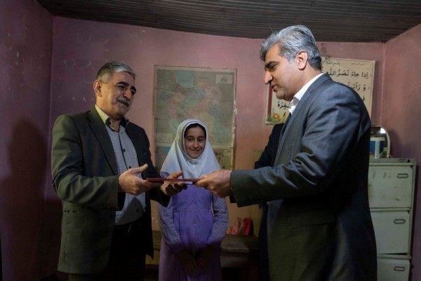 تقدیر استاندار از معلم کوچکترین مدرسه گیلان تقدیر استاندار از معلم کوچکترین مدرسه گیلان