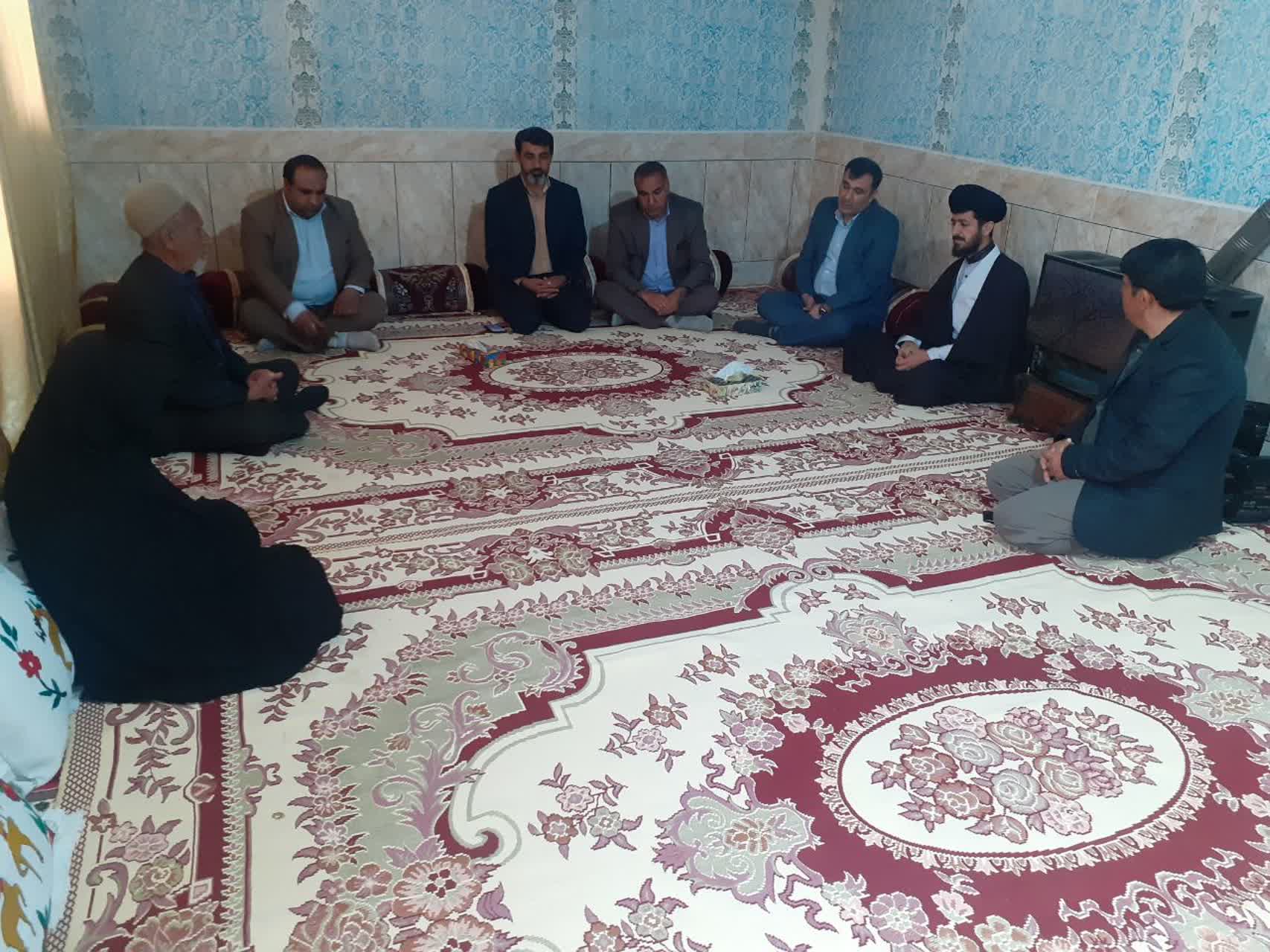 تجلیل فرماندار و مسئولان مارگون از خانواده شهدا تجلیل فرماندار و مسئولان مارگون از خانواده شهدا