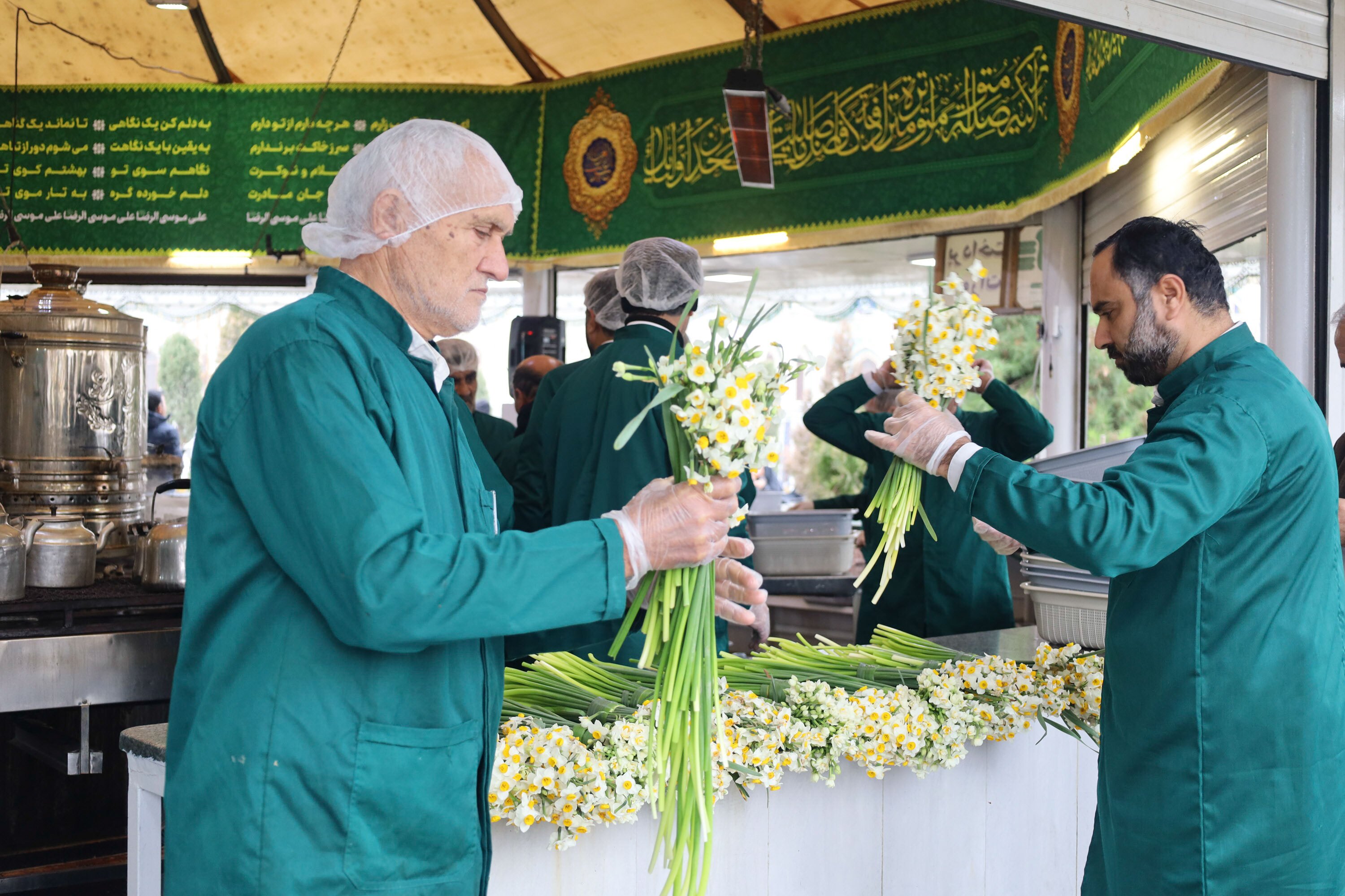 توزیع گل نرگس در چایخانه حرم مطهر رضوی+تصاویر