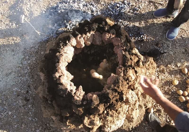 چال سیبی؛ احیای سنت&zwnj;های کهن در بهمن / جشنواره &laquo;چال سیبی&raquo; در آباده؛ احیای سنت&zwnj;های کهن با سیب&zwnj;زمینی&zwnj;های کلوخی