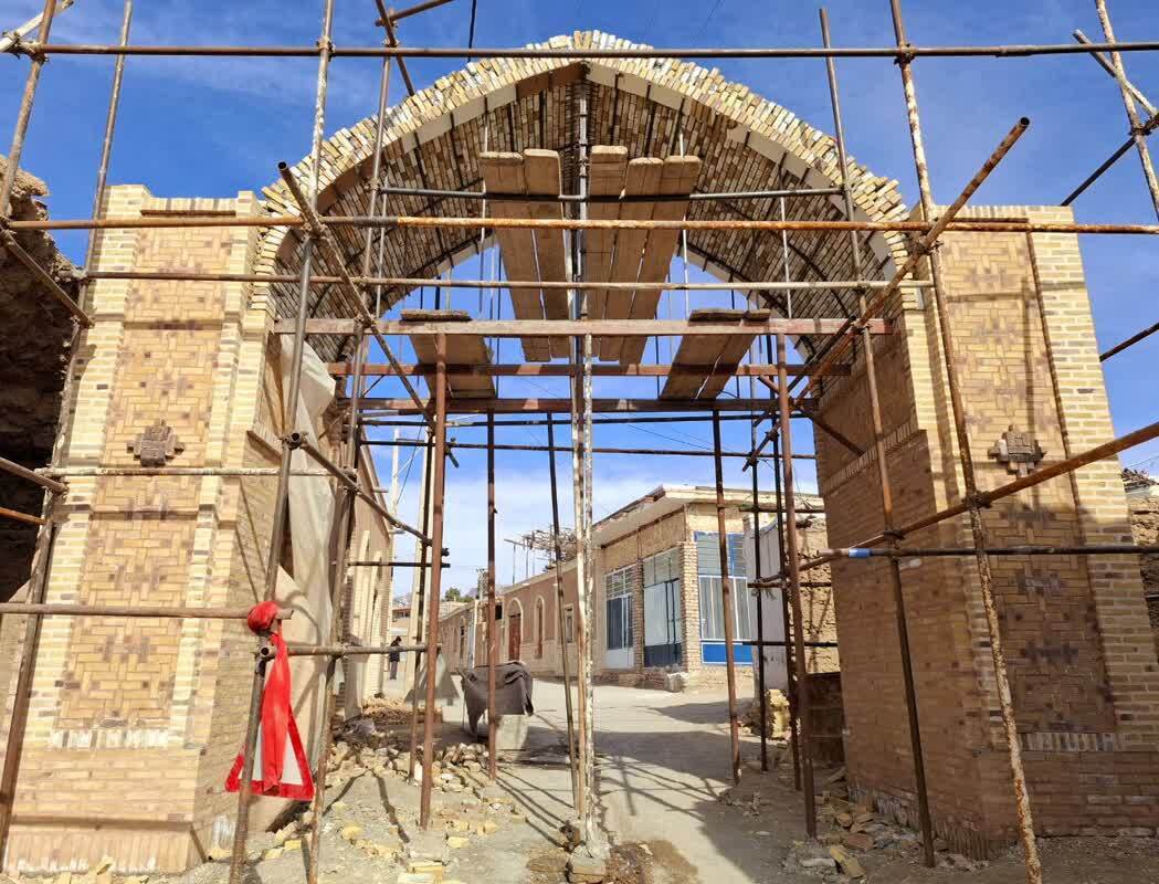 جداره سازی بافت و احیای دروازه قدیمی ازغند شهرستان مه ولات