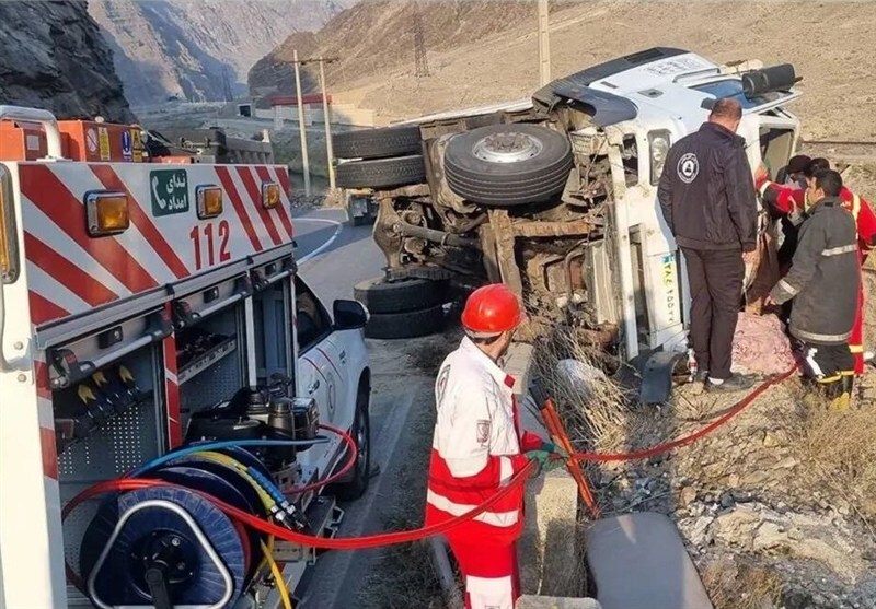 واژگونی کامیون در محور جلفا - خداآفرین واژگونی کامیون در محور جلفا - خداآفرین